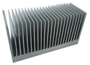 Fluorkohlenstoff-Pulver-Spray-überzogener Aluminiumverdrängungs-Kühlkörper für Aluminiumheizkörper