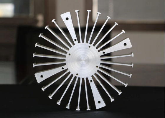 Silbriges anodisiert führte Aluminiumkühlkörper-Verdrängungs-Profile kundenspezifisch anfertigen