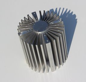 Anodisierte 6061/6060 Aluminiumkühlkörper-Verdrängungen mit der fertigen maschinellen Bearbeitung